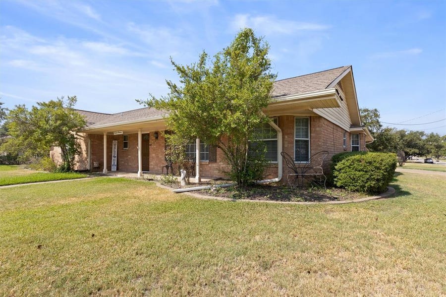 Property photo for 1900 Silver Leaf Drive, Pantego, TX