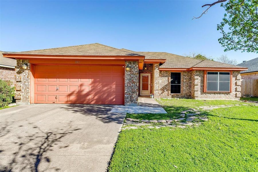 Property photo for 512 Whitney Drive, Saginaw, TX