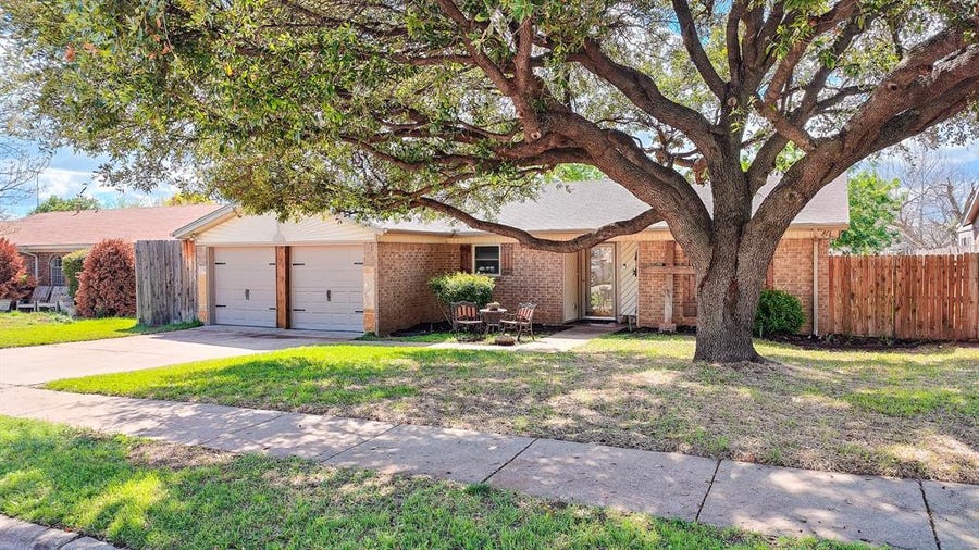 Property photo for 804 Ridgecrest Drive, Saginaw, TX