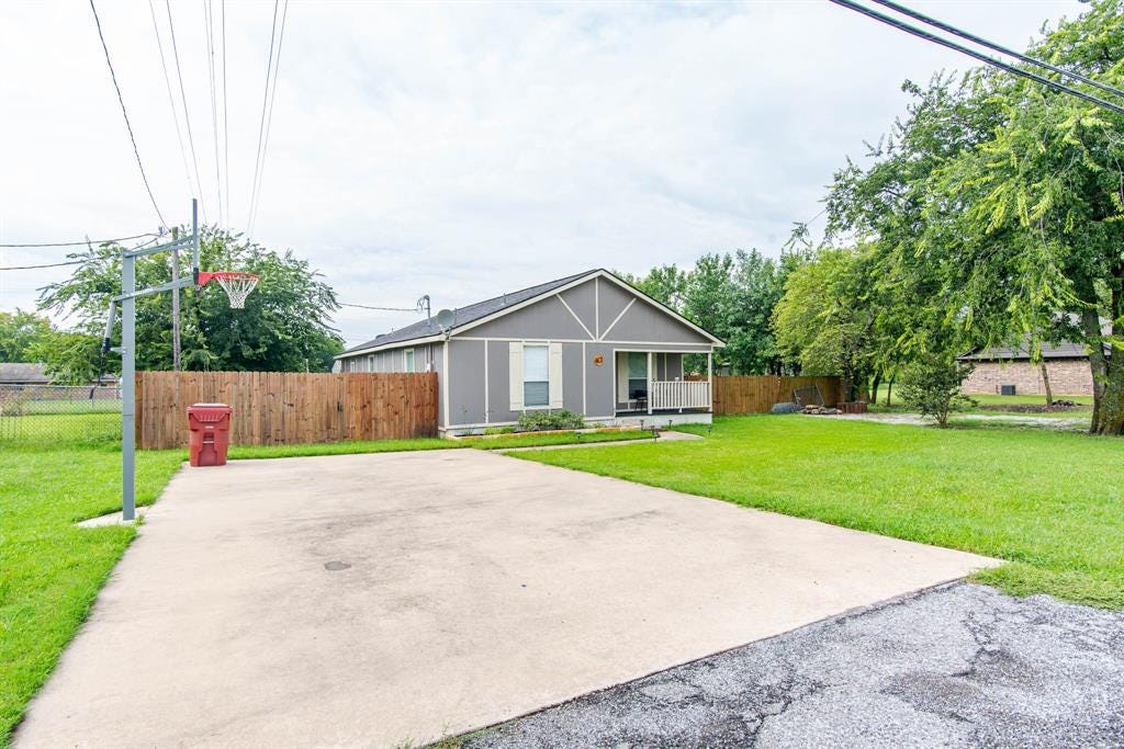 Sold 401 E Houston Street, Leonard, TX 75452 3 Beds / 3 Full Baths